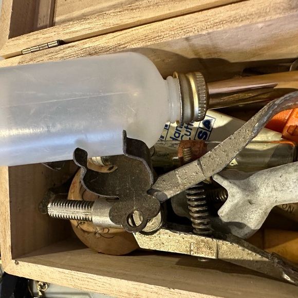 Wooden box of old vintage items - Picture 3 of 11